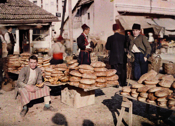 Brothändler auf dem Markt in Bosnien-Herzegowina, Sarajevo, fotografiert am 15. Oktober 1912 von Auguste Leon. Albert Kahn, Les Archives de la planete.