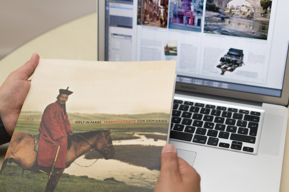 Zur Ausstellung „Die Welt um 1914 – Farbfotografie vor dem Großen Krieg“ ist bei Hatje Cantz ein Katalog mit einer Auswahl an Bildern aus dem Archivg „Les Archives de la planète" von Albert Kahn erschienen.